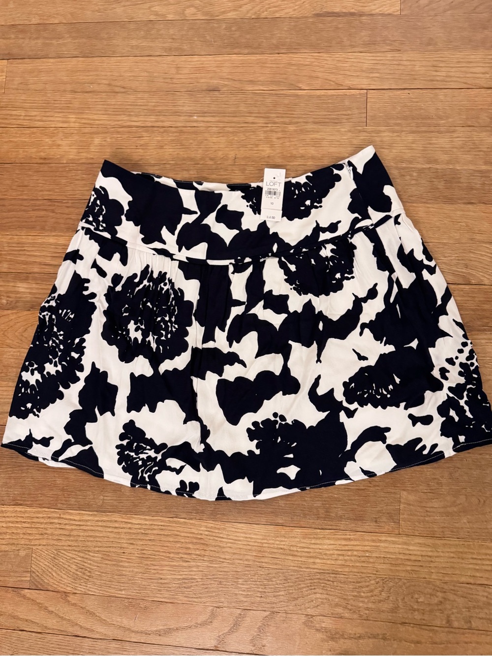 NWT LOFT Women's Black White Floral Knee Length Skater Skirt - Size 10
 b89